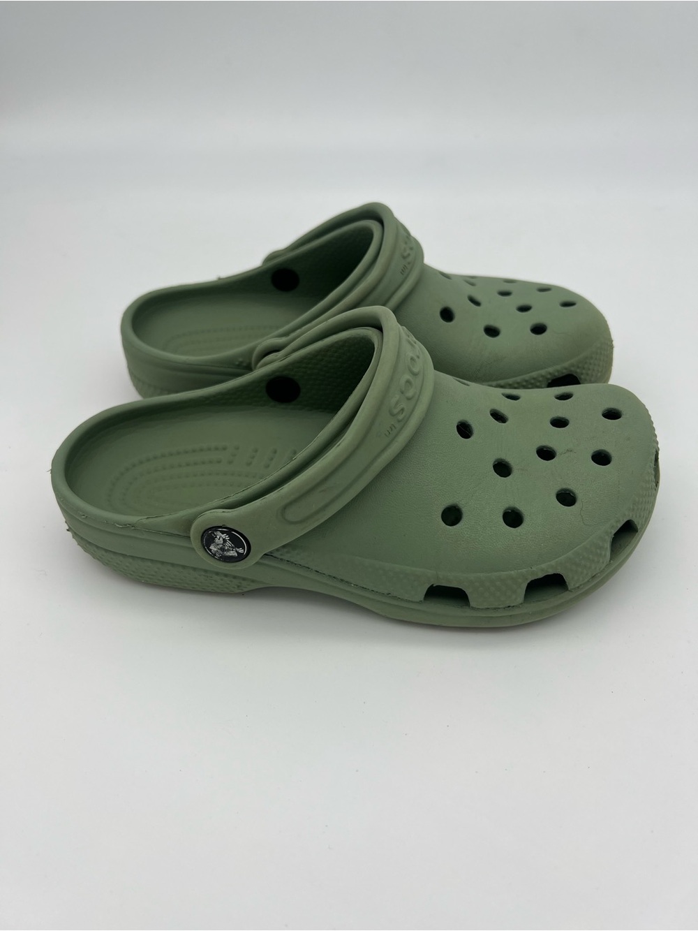 Crocs J2 Kids size 2 Classic Clog in Olive Green Comfortable Slip-On Shoes